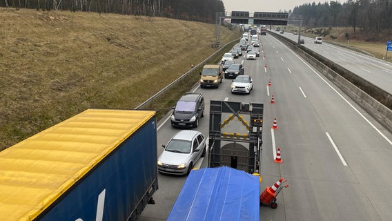 Auf der A7 staut es sich hinter einer Unfallstelle. © NDR Foto: Ole ter Wey