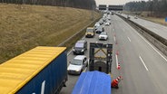 Auf der A7 staut es sich hinter einer Unfallstelle. © NDR Foto: Ole ter Wey