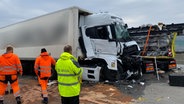 Auf der Auto·bahn 7 war ein Unfall. Dieser Unfall war mit 3 Last·wagen. Viele kaputte Teile liegen jetzt auf der Auto·bahn. © NDR Foto: Ole ter Wey