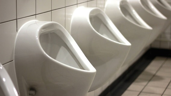Urinale auf einer öffentlichen Toilette. © IMAGO / YAY Images 