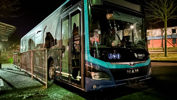 Ein Bus mit eingeschlagenen Scheiben steht bei Nacht in Kappeln. © nordpresse mediendienst Foto: Jasper Hentschel