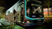 Ein Bus mit eingeschlagenen Scheiben steht bei Nacht in Kappeln. © nordpresse mediendienst Foto: Jasper Hentschel