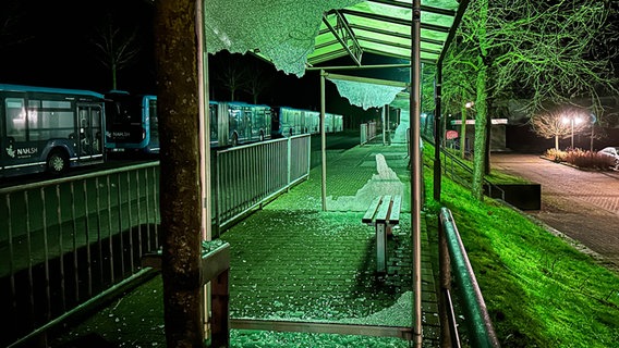 Kappeln bei Nacht: Die Scheiben einer Bushaltestelle sind vollständig eingeschlagen. © nordpresse mediendienst Foto: Jasper Hentschel