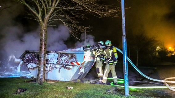 Feuerwehrleute bei Löscharbeiten eines brennenden Containers. © nordpresse mediendienst Foto: Jasper Hentschel