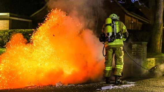 Die Feuerwehr löscht den Brand einer Mülltonne. © nordpresse mediendienst Foto: Jasper Hentschel