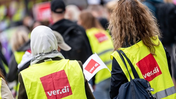 Zwei Personen mit Warnwesten von der Gewerkschaft ver.di © dpa-Bildfunk Foto: Fabian Sommer