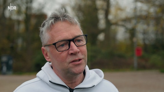 Ein Mann gibt ein Interview, es ist Michael Gerken, Trainer der ersten Herrenmannschaft des TV Trappenkamp © NDR Foto: NDR Screenshot