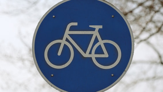 Ein Verkehrsschild weist auf einen Fahrradweg hin. © NDR Foto: Pavel Stoyan