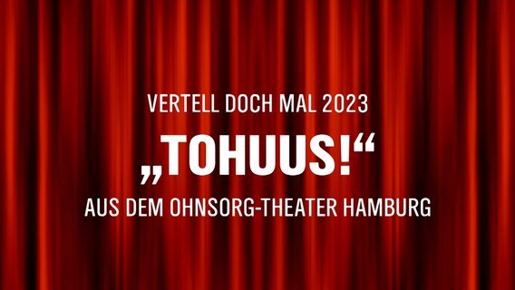Ein geschlossener roter Vorhang mit einer Textgrafik darüber: "Vertell doch mal 2023 - "Tohuus!" aus dem Ohnsorg-Theater Hamburg © NDR Foto: Lornz Lorenzen