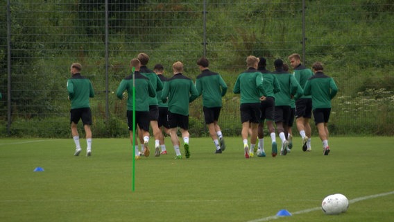 Das Fussballteam des "Vfb Lübeck" beim Training © NDR Foto: NDR Screenshot