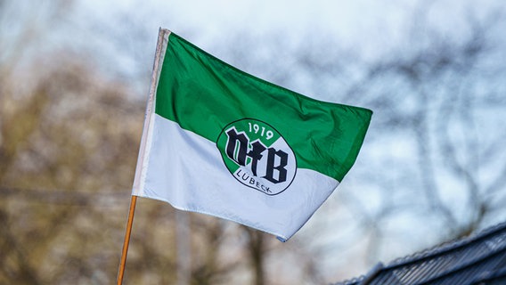 Die Flagge des VfB Lübeck © picture alliance / Eibner-Pressefoto Foto: Eibner-Pressefoto/Marcel von Fehrn