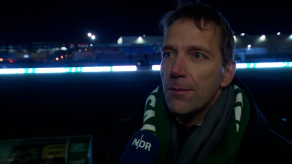 Dieter Gudel, Vorstandsvorsitzender des VfB Lübeck, gibt ein Interview © NDR Foto: NDR Screenshot