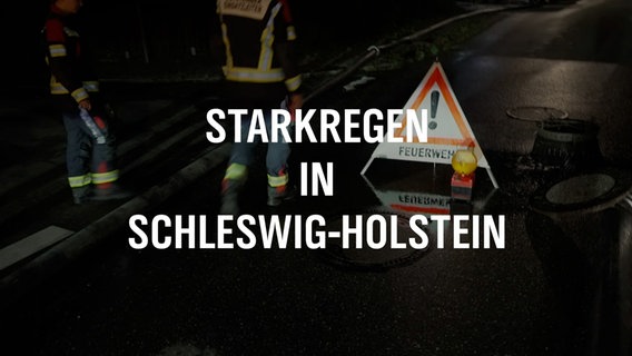 Eine Aufnahme von Aufräumarbeiten der Feuerwehr in der Nacht, darüber eine Texttafel: "Starkregen in Schleswig-Holstein" © NDR Foto: NDR Screenshot