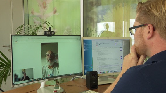 Dr. Sönke Freischmidt sitzt während einer Videosprechstunde vor einem Computer. © NDR 