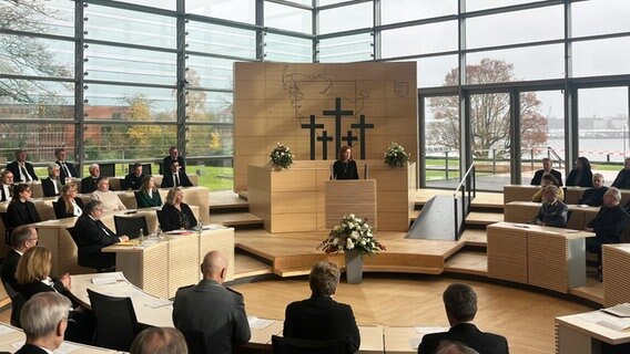 Abgeordnete stehen im Kieler Landtag bei einer Gedenkminute am Volkstrauertag. © NDR Foto: Lisa Synowski