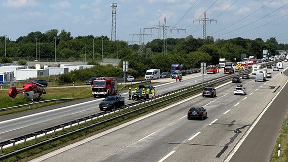 Vollsperrung auf einer Autobahn mit Rettungskräften. © Daniel Friedrichsen Foto: Daniel Friedrichsen