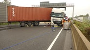 Ein beschädigter Lkw auf der A7 in Fahrtrichtung Süden in Höhe Neumünster-Süd. © Daniel Friederichs 