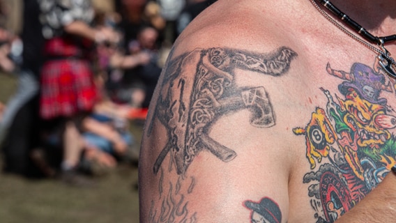 Ein Tattoo des Wacken Open Air-Logos auf einer Schulter. © NDR Foto: Christoph Klipp