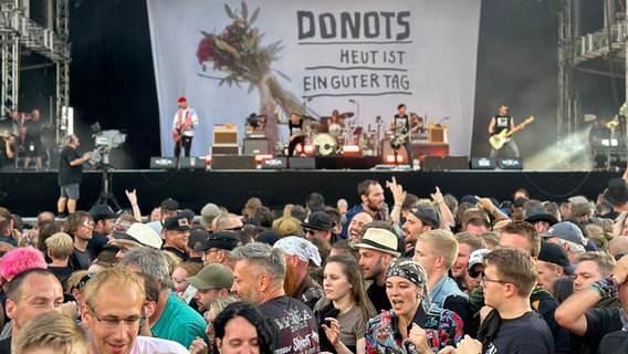Die Band "Donots" gibt auf dem Wacken Open Air 2023 ein Konzert. © NDR Foto: Jörn Zahlmann
