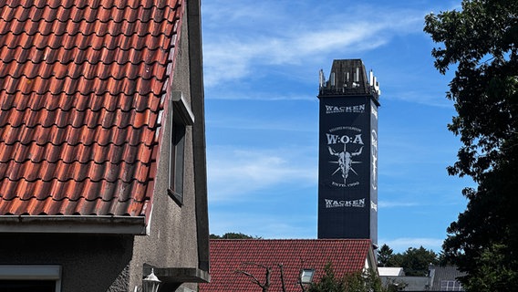 Der ehemalige Getreideturm von Wacken mit seinen Transparenten für das Wacken Open Air © NDR Foto: Jörn Zahlmann
