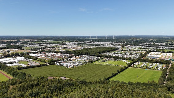 Eine Luftaufnahme zeigt das Gelände vom Wacken-Festival. © NDR Foto: Tobias Gellert