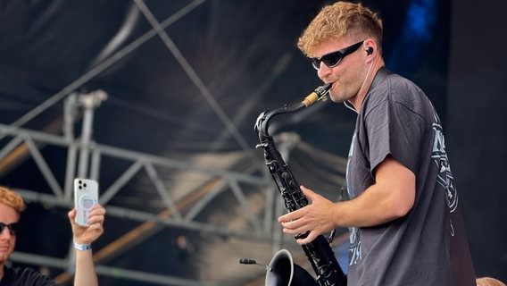 Ein Mann spielt auf einer Bühne Saxophon. © NDR Foto: Tobias Gellert