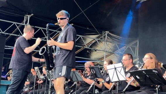 Ein Saxophon-Spieler auf dem Wacken-Festival. © NDR Foto: Tobias Gellert