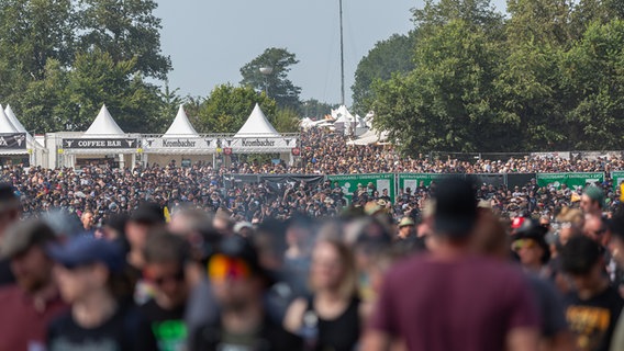 Tausende Menschen strömen jubelnd auf ein Festivalgelände. © NDR Foto: Dominik Dührsen