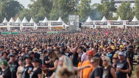 Ein Festivalgelände voller Metalheads. © NDR Foto: Dominik Dührsen