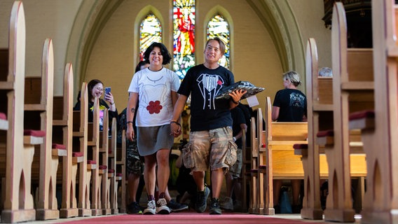 Ein Paar heiratet während des Wacken-Festivals. © NDR Foto: Dominik Dührsen