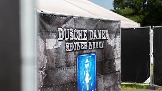 Eine Frauendusche auf einem Festival. © NDR Foto: Dominik Dührsen