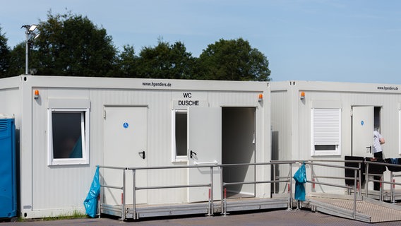 Ein behindertengerechter Duschcontainer. © NDR Foto: Dominik Dührsen