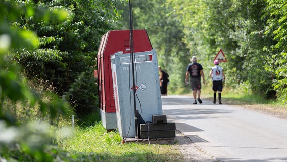 Ein Dieselaggregat steht an einer Straße. © NDR Foto: Dominik Dührsen