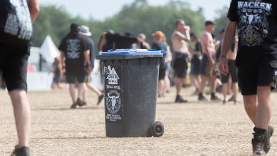 Eine schwarze Mülltonne auf einem Festivalgelände. © NDR Foto: Dominik Dührsen