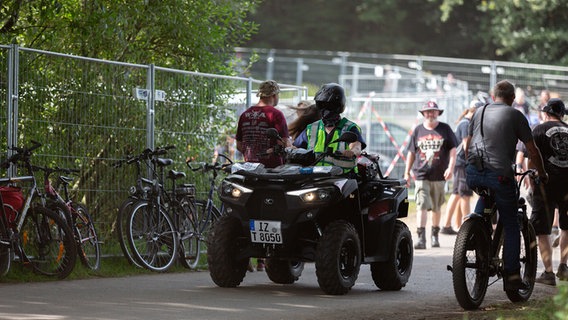 Ein Mann fährt mit einem Quad. © NDR Foto: Dominik Dührsen