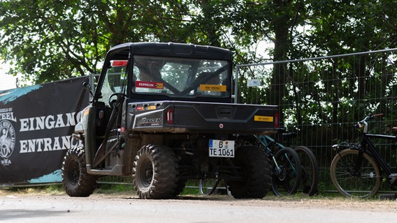 Ein Quad steht vor einem Bauzaun. © NDR Foto: Dominik Dührsen