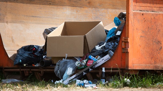 Müll in einem orangenen Müllcontainer. © NDR Foto: Dominik Dührsen