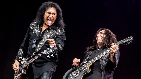 Wacken: Gene Simmons (l), Sänger der Band ·Kiss· und Gitarrist Brent Woods stehen bei einem Konzert auf der Bühne des Wacken Open Air. © dpa Foto: Axel Heimken