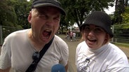 NDR Reporterin Vinnie Richter (rechts) mit einem Besucher auf dem Wacken Open Air. © NDR 