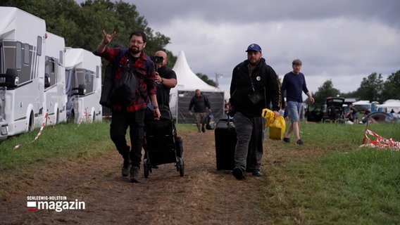 Wacken: Festival Beucher machen sich auf den Weg nach Hause. © NDR 