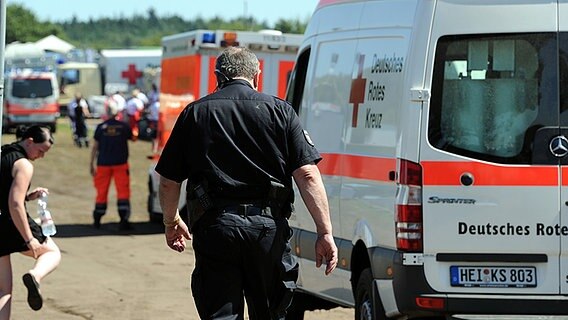 Ein Rettungssanitäter auf dem Wacken Festivalgelände. © picture alliance / dpa Foto: Carsten Rehder