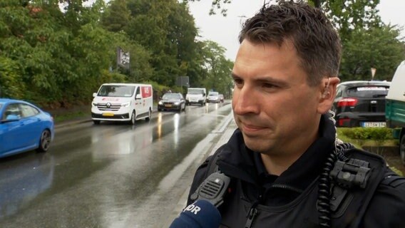 Ein Pressesprecher der Polizei steht in Wacken für ein Interview vor der Kamera © NDR 