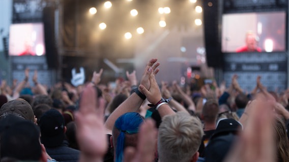 Menschen applaudieren einem Künstler auf einer Bühne. © NDR Foto: Dominik Dührsen