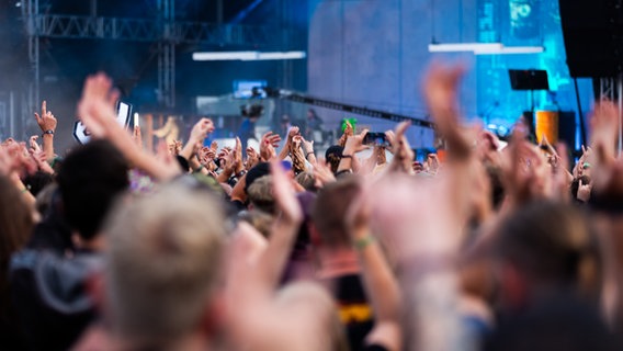 Menschen applaudieren einem Künstler auf einer Bühne. © NDR Foto: Dominik Dührsen