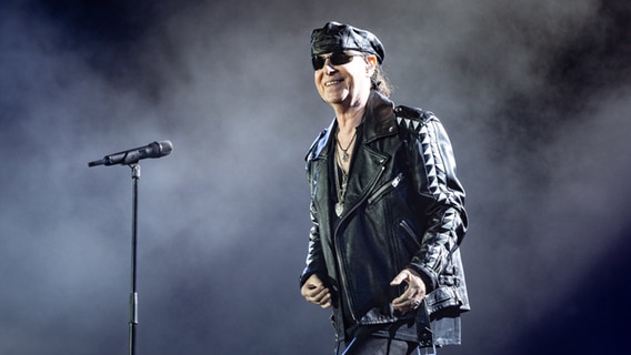 Klaus Meine, Sänger der Scorpions, steht beim Wacken Open Air auf der Bühne. © dpa-Bildfunk Foto: Axel Heimken