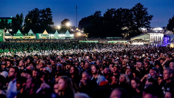 Ein prall gefülltes Festivalgelände vor einer Bühne. © dpa-Bildfunk Foto: Axel Heimken