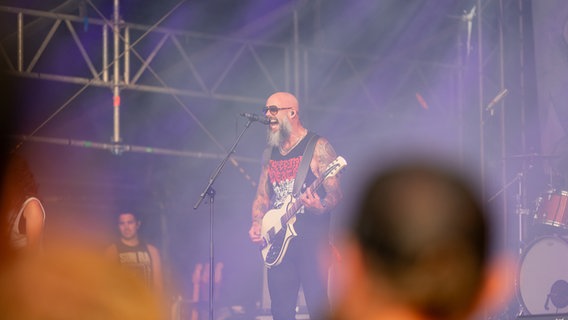 Ein Mann mit Glatze spielt auf einer Bühne ein Konzert. © NDR Foto: Dominik Dührsen