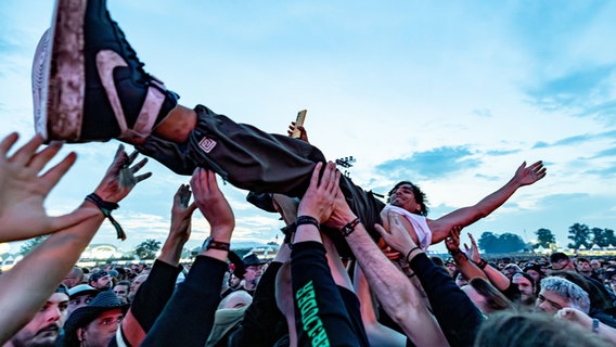 Wacken: Festivalbesucher feiern zum Abschluss des Wacken Open Air vor den Bühnen. © dpa Foto: Axel Heimken