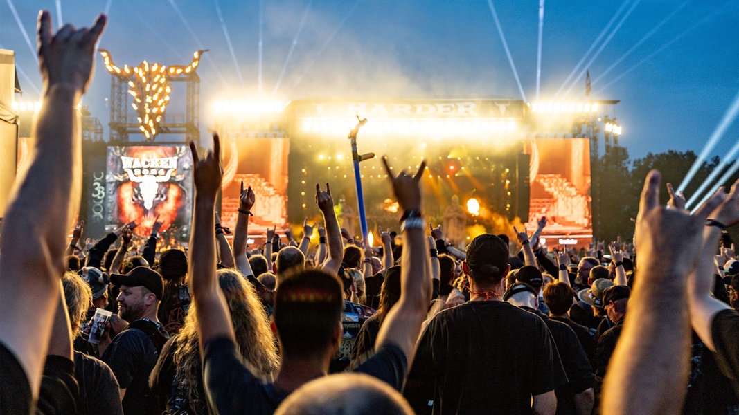 Wacken: Festivalbesucher feiern zum Abschluss des Wacken Open Air vor den Bühnen. 