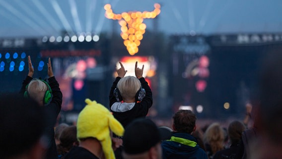 Amor Amarth spielt auf der Hauptbühne des Wacken Open Air. © NDR Foto: Dominik Dührsen